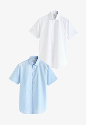 Du pataloni trumpais rankovėmis: vienas baltas, o kitas šviesiai mėlynas. Abu turi mygtukų priekį, apykaklės iškirptę, lygaus medvilninio audinio ir standartinį kirpimą.