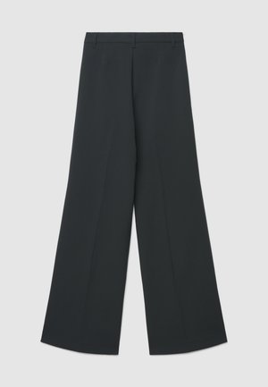Pantalon noir à jambes larges avec une texture lisse, présentant un devant plat, des passants de ceinture et une coupe nette et ajustée. Aucune texture ou accessoire visible.