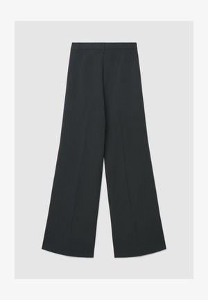 Pantalon noir à jambes larges avec une texture lisse, présentant un devant plat, des passants de ceinture et une coupe nette et ajustée. Aucune texture ou accessoire visible.