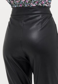 ONLY Petite Tygbyxor - black