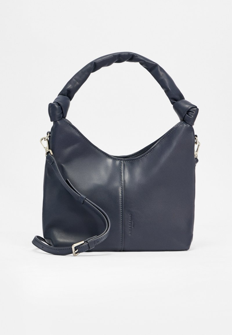 Marineblaue Leder-Schultertasche mit einem geknoteten oberen Griff, geschwungener Form, abnehmbarem Schultergurt und glatter Textur. Mit einem dezenten Logo an der Seite.