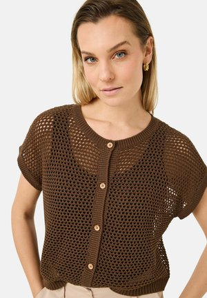 Hnědý pletený cardigan s texturovaným síťovým designem, krátkými rukávy a pěti dřevěnými knoflíky vpředu.