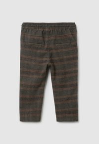 Pantalones de punto grises con un sutil patrón de rayas en gris oscuro y óxido, con una cinturilla elástica y dos bolsillos traseros.