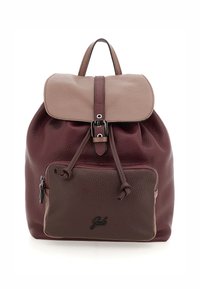Zaino in pelle color bordeaux e taupe, caratterizzato da un design strutturato, chiusura con cordoncino, tasca frontale con zip e dettaglio logo impresso.