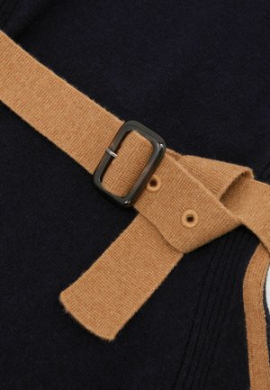 Gestricktes Kleidungsstück in Marineblau mit einem braunen Stoffgürtel. Der Gürtel verfügt über eine schwarze Metallschnalle und zwei Knopflöcher zur Anpassung.