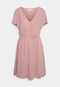 Roze jurk met een V-hals, korte vlindermouwen en een strik tailleband. Gemaakt van lichtgewicht stof met een zachte textuur.