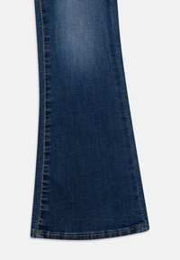 Guess JUNIOR FLARE FIT PANTS - Flared jeans - blue denim