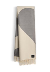 Beige en grijze sjaal van een wolblend met grote geometrische patronen en franjes aan de randen. Inclusief een klein zwart label met de merknaam.