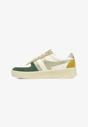 Baskets avec un mélange de daim vert, de cuir blanc et d'accents métalliques dorés, dotées d'une semelle en caoutchouc texturée et d'un talon multicolore.