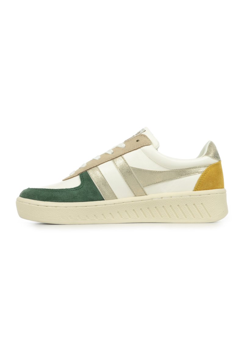 Sneaker con una combinazione di suede verde, pelle bianca e dettagli metallici oro, con una suola in gomma testurizzata e un tallone multicolore.