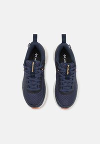 Adida�și din plasă navy cu o suprafață texturată, accente negre și detalii portocalii. Prezintă șireturi, benzi de prindere și o talpă albă căptușită.