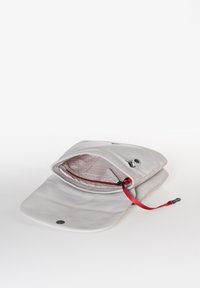 Cappello in pelle bianca con un morbido rivestimento interno, caratterizzato da un accento di cerniera rossa, una cintura regolabile e una chiusura decorativa con bottone a pressione.
