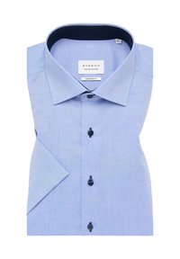 Lichtblauw katoenen shirt met een moderne pasvorm, button-down kraag, donkerblauwe stippen aan de binnenkant van de kraag en donkere knopen. Strakke, nette plooien.