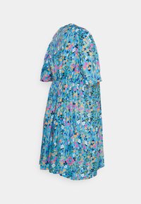 Vestido com estampado floral em tecido azul vibrante com flores rosas, laranjas e brancas. Tem mangas curtas e uma cintura elástica.