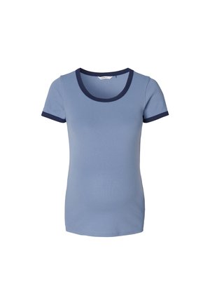 Lichtblauw T-shirt gemaakt van zachte katoen, met korte mouwen en een ronde halslijn met een navyblauwe bies rondom de kraag en mouwen.