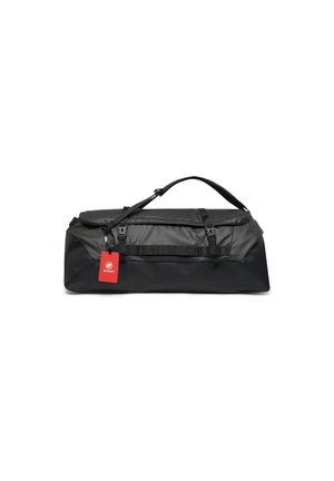 Schwarze Reisetasche mit verstellbarem Riemen, Schnallen und rotem Markenzeichen, dargestellt vor weißem Hintergrund.