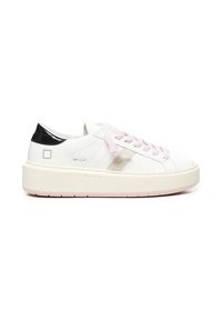 Zapatilla de piel blanca con acentos de charol negro, cordones rosas y suela blanca gruesa. Presenta un diseño minimalista y detalle del logo en el costado.