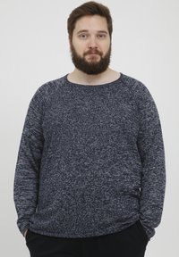 Tengerészkék, hosszú ujjú pulóver, texturált, kötött anyagból, kerek nyakkivágással, laza fazonban és raglán ujjakkal.