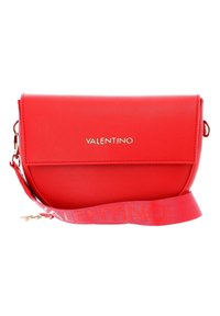 Röd läder crossbody-väska med klaffstängning, prydd med en guldfärgad logotyp och en bred, mönstrad röd rem. Slät textur och rundad form.