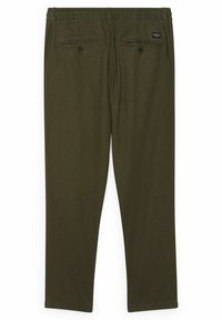 Spodnie w kolorze oliwkowej zieleni wykonane z miękkiego materiału, posiadające elastyczny pas, dwie tylne kieszenie na guziki oraz prosty krój nogawek.