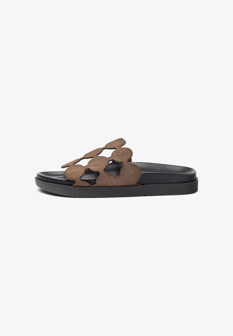 Sandales à brides en daim marron avec un motif circulaire découpé sur la bride, reposant sur une semelle noire texturée avec une légère plateforme.