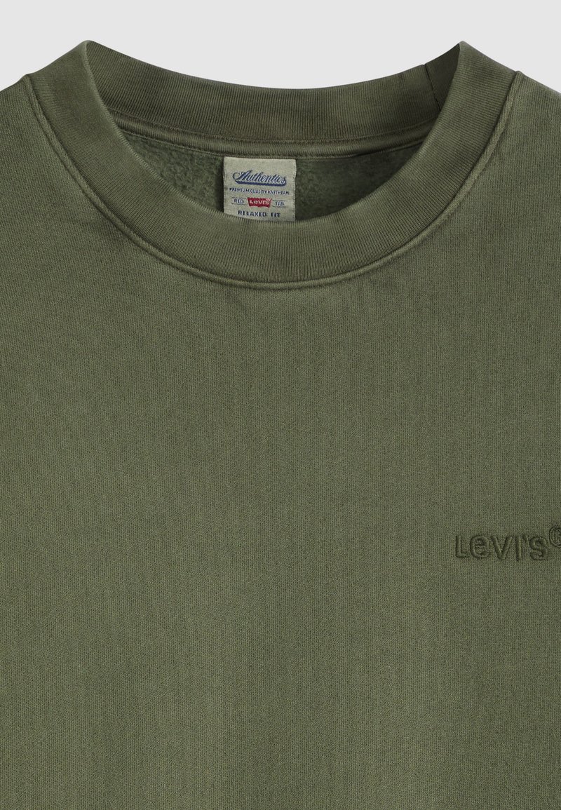 Felpa Levi's verde oliva con scollo a giro, collo a coste e piccolo logo ricamato sul petto, che mostra l'etichetta interna con la taglia e i dettagli del marchio.
