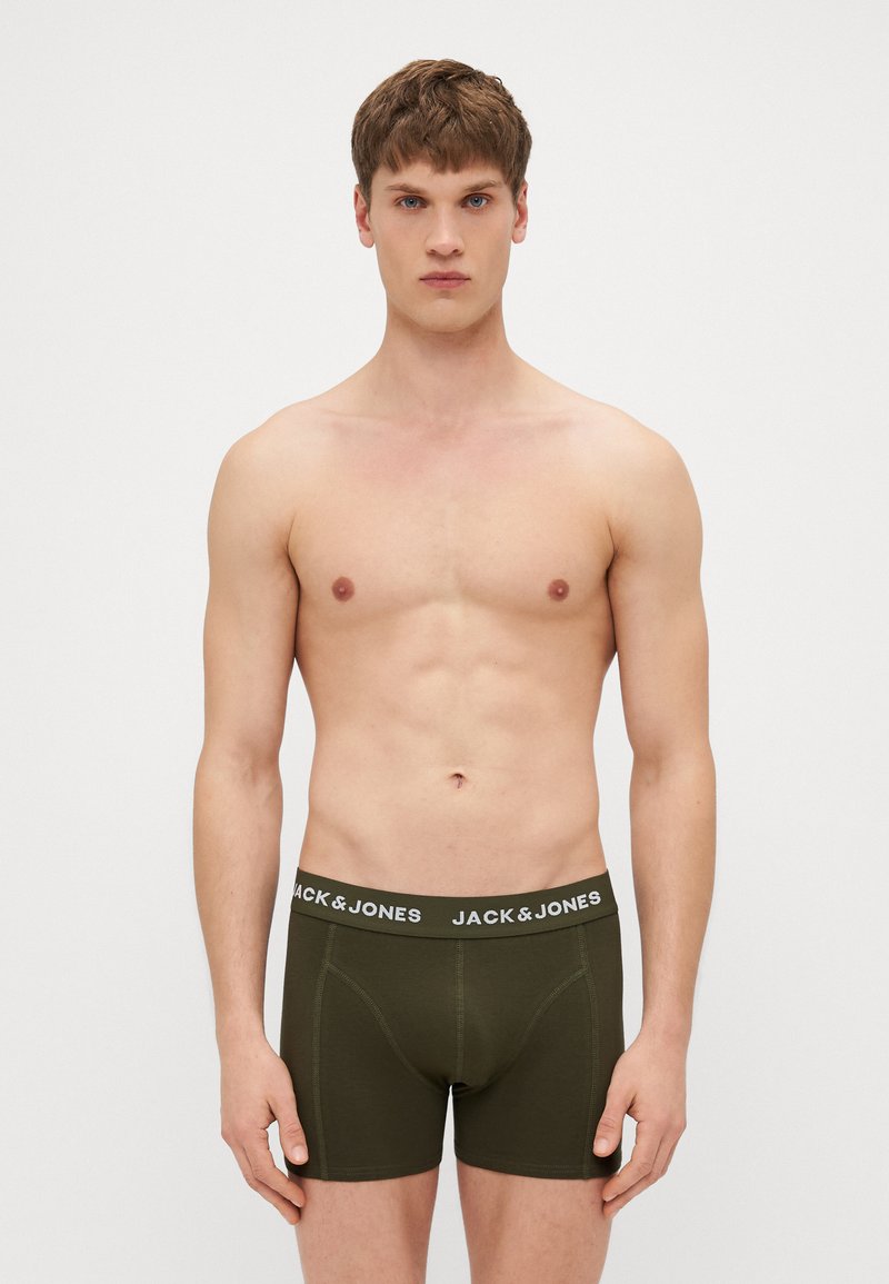 Dunkelolivgrüne Boxershorts aus weichem Stoff, mit einem weißen Gummibund und "JACK & JONES"-Logo sowie einer figurbetonten Passform.