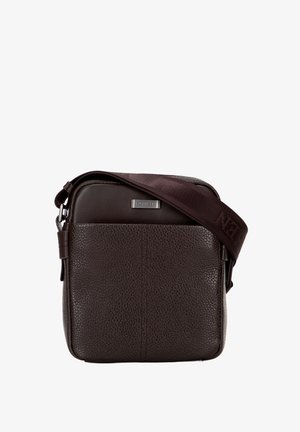 Borsa a tracolla in pelle marrone con superficie texturizzata, chiusura con zip e tracolla regolabile marrone. Presenta una placca con logo in metallo sul davanti.