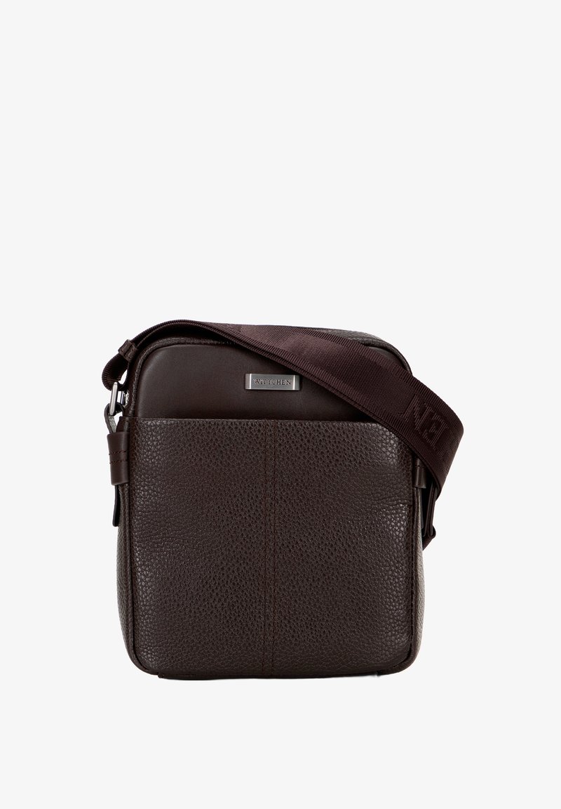 Hnědá kožená taška přes rameno s texturovaným povrchem, zipovým uzávěrem a hnědým nastavitelným popruhem. Na přední straně je umístěná kovová značka.