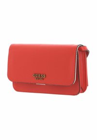 Sac bandoulière en cuir synthétique rouge avec rabat rabattable, ferrures dorées, logo embossé et texture lisse. Design rectangulaire compact.