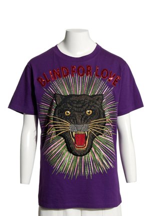 Fioletowy t-shirt z dużym wyhaftowanym ryczącym czarnym panterem i czerwonym napisem "BLIND FOR LOVE" nad nim.