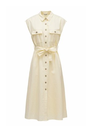 Vestido midi beige sin mangas con cierre de botones en la parte delantera, bolsillos en el pecho con solapas, cuello y cinturón de tela atado en la cintura.