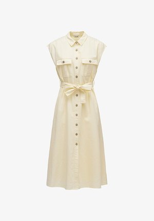 Vestido midi beige sin mangas con cierre de botones en la parte delantera, bolsillos en el pecho con solapas, cuello y cinturón de tela atado en la cintura.
