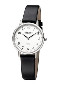 Montre en argent avec un cadran rond blanc, des chiffres arabes noirs et un bracelet en cuir noir, présentant un design minimaliste sans accents supplémentaires.