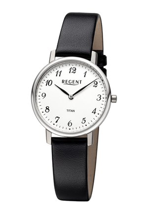 Montre en argent avec un cadran rond blanc, des chiffres arabes noirs et un bracelet en cuir noir, présentant un design minimaliste sans accents supplémentaires.