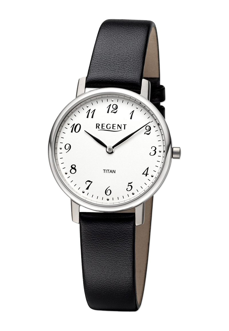 Montre en argent avec un cadran rond blanc, des chiffres arabes noirs et un bracelet en cuir noir, présentant un design minimaliste sans accents supplémentaires.