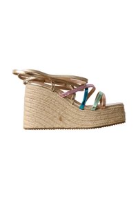 Sandale compensée beige à texture tissée, avec de fines brides métalliques dorées, roses, bleues et vertes traversant le pied et la cheville.