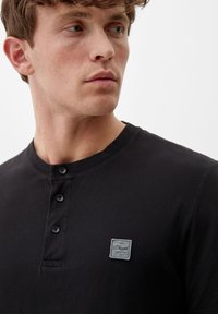 s.Oliver MIT HENLEY-AUSSCHNITT - Jednoduché tričko - schwarz