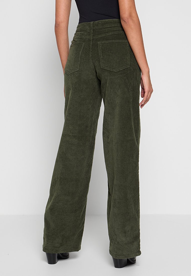 Olijfgroene corduroy wijde broekspijpen met hoge taille, voorzien van twee achterzakken en horizontale stikdetails over de tailleband.