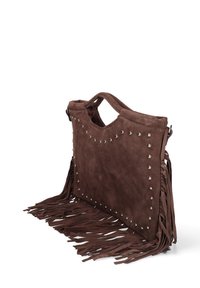 Bruine suède handtas met metalen studs langs de voorkant. Voorzien van franjes aan de zijkanten en bovenhandvaten om te dragen.