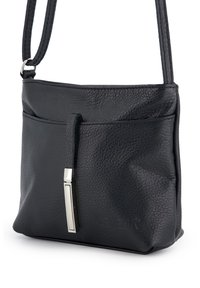 Sort skuldertaske i tekstureret læder med en tynd metaldekoration på frontlommen og en smal rem.