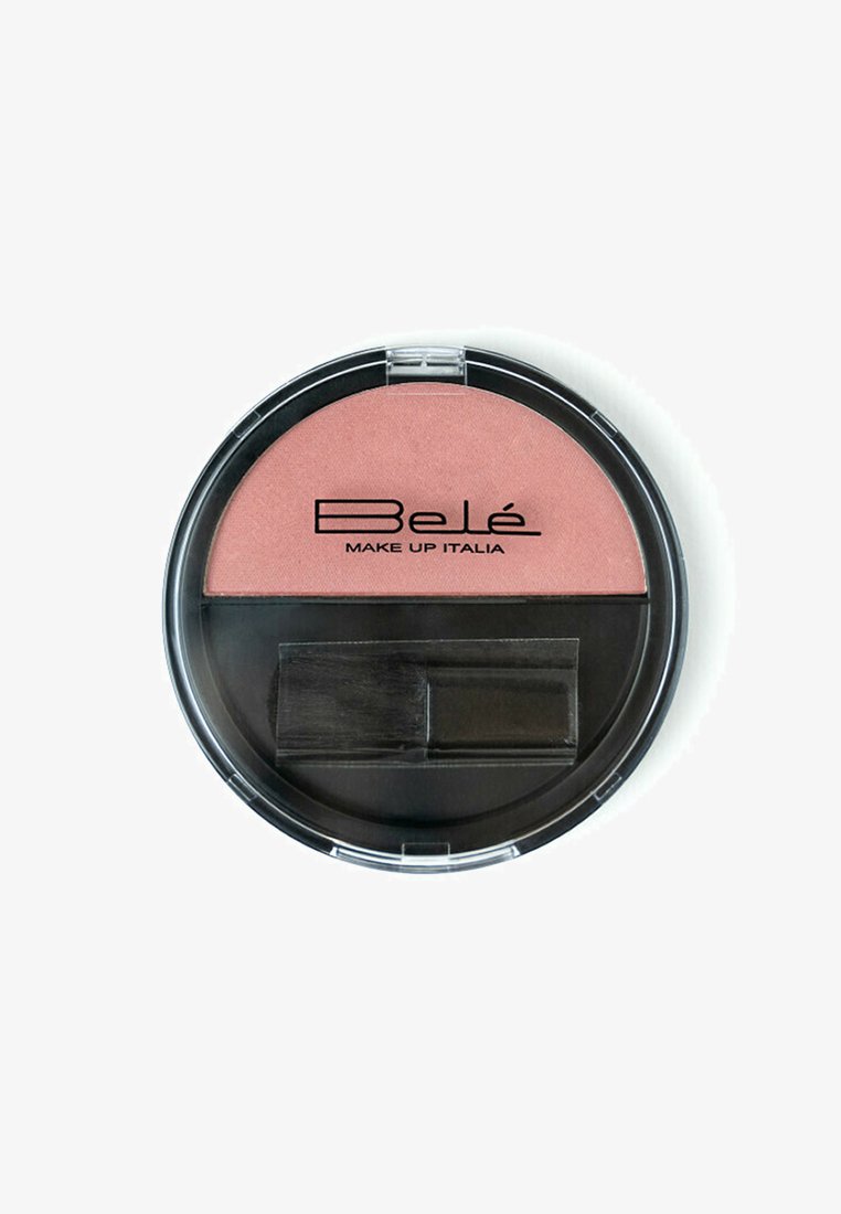 Correttore in polvere in un compact circolare trasparente con base nera; colore rosa chiaro; include un piccolo pennello per l'applicazione.