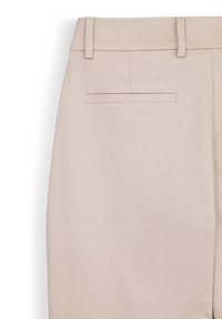 Pantalon beige cintré avec une texture lisse, doté d'une ceinture étroite et d'une seule poche arrière avec une ouverture soigneusement cousue.