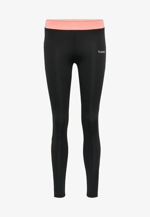 Mustat legginsit, joissa on vaaleanpunainen vyötärö, joustavasta materiaalista valmistettu, istuva malli ja hillitty brändäys sivulla.