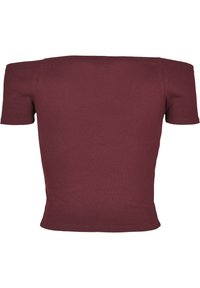Burgundská off-shoulder blůza, krátké rukávy, ribbová textura, přiléhavý střih, bezšvový límec, jednobarevná, bez vzorů nebo akcentů.