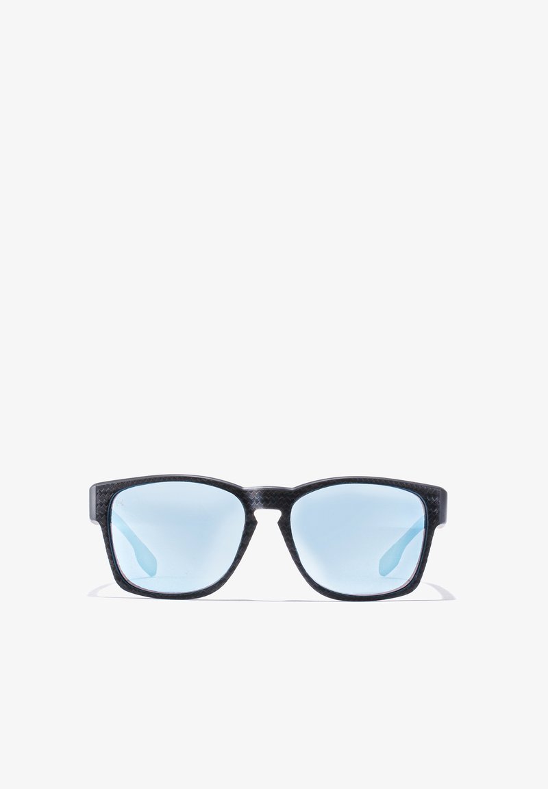 Melns teksturēts saulesbrilles rāmis ar zilām tonētām lēcām. Kvadrātveida forma un nedaudz bieza konstrukcija. Nav redzamu zīmolu vai rotājumu.