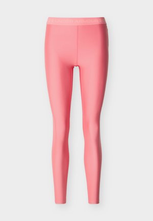 Collants de sport moulants rose corail avec logo Under Armour sur la ceinture, fabriqués en tissu lisse et extensible.