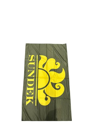 Asciugamano da spiaggia verde con un grande logo giallo e un design stilizzato del sole. Realizzato in tessuto morbido, presenta una trama liscia e bordi puliti.