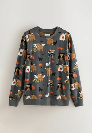 Grauer Pullover, bedeckt mit festlichen Tiermotiven, darunter Kühe in Kostümen, Kürbisse, Fledermäuse und Halloween-Elemente.