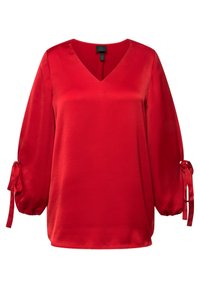 Blusa in satin rosso con scollo a V, maniche lunghe a sbuffo e dettagli con fiocchi ai polsini. Texture liscia e design fluido.